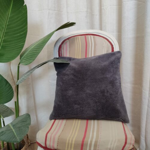 Coussin fourrure gris foncé