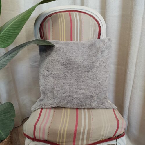 coussin fourrure gris clair