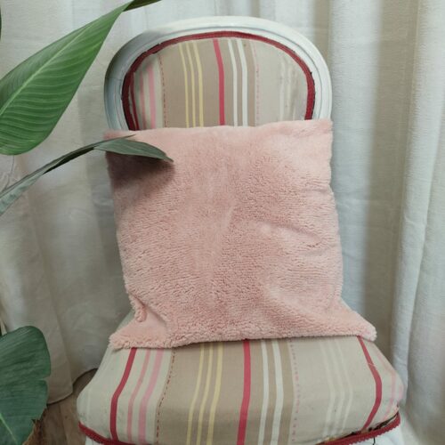 Coussin fourrure rose