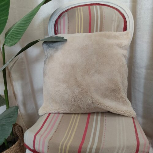 coussin fourrure beige