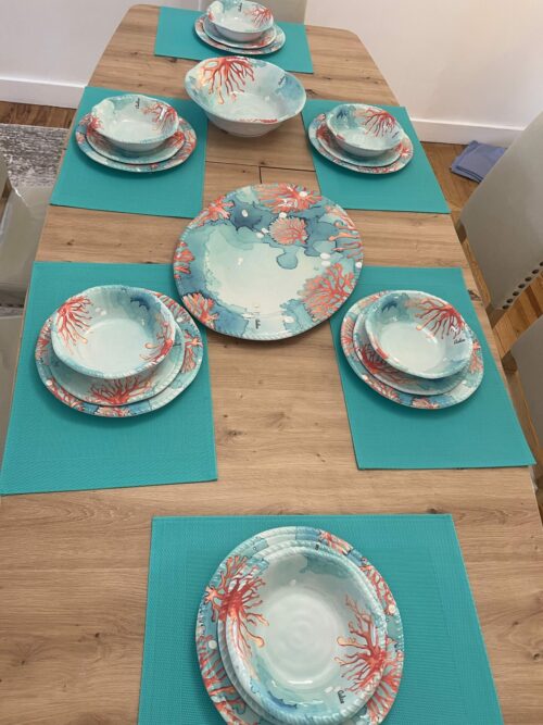 Service de table en mélamine corail (26 pièces) – Image 2