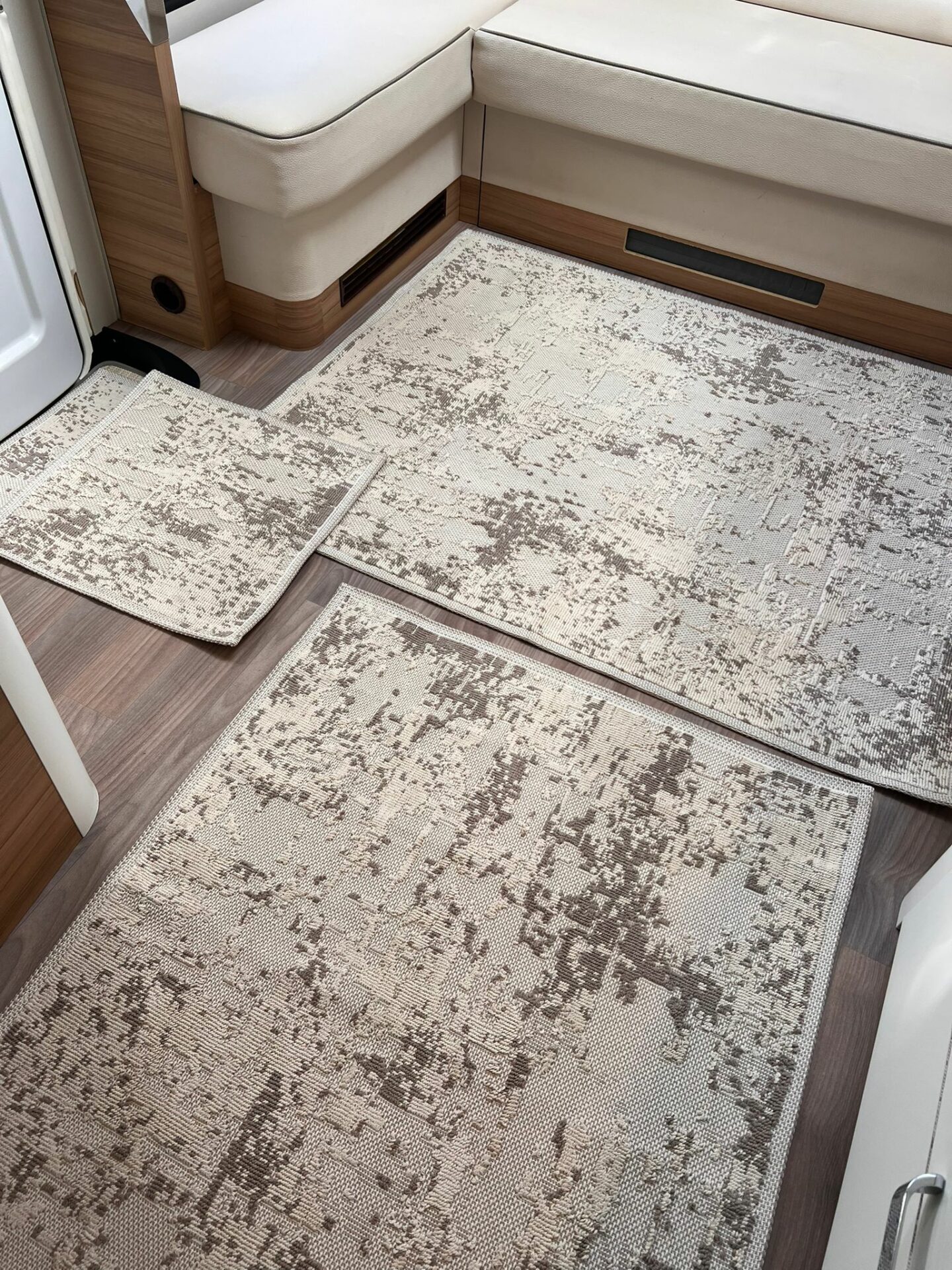 WhatsApp Image 2025-11-06 at 11.33.24 (5) Lot de 6 tapis - Maya (Marron et blanc) – Image 1