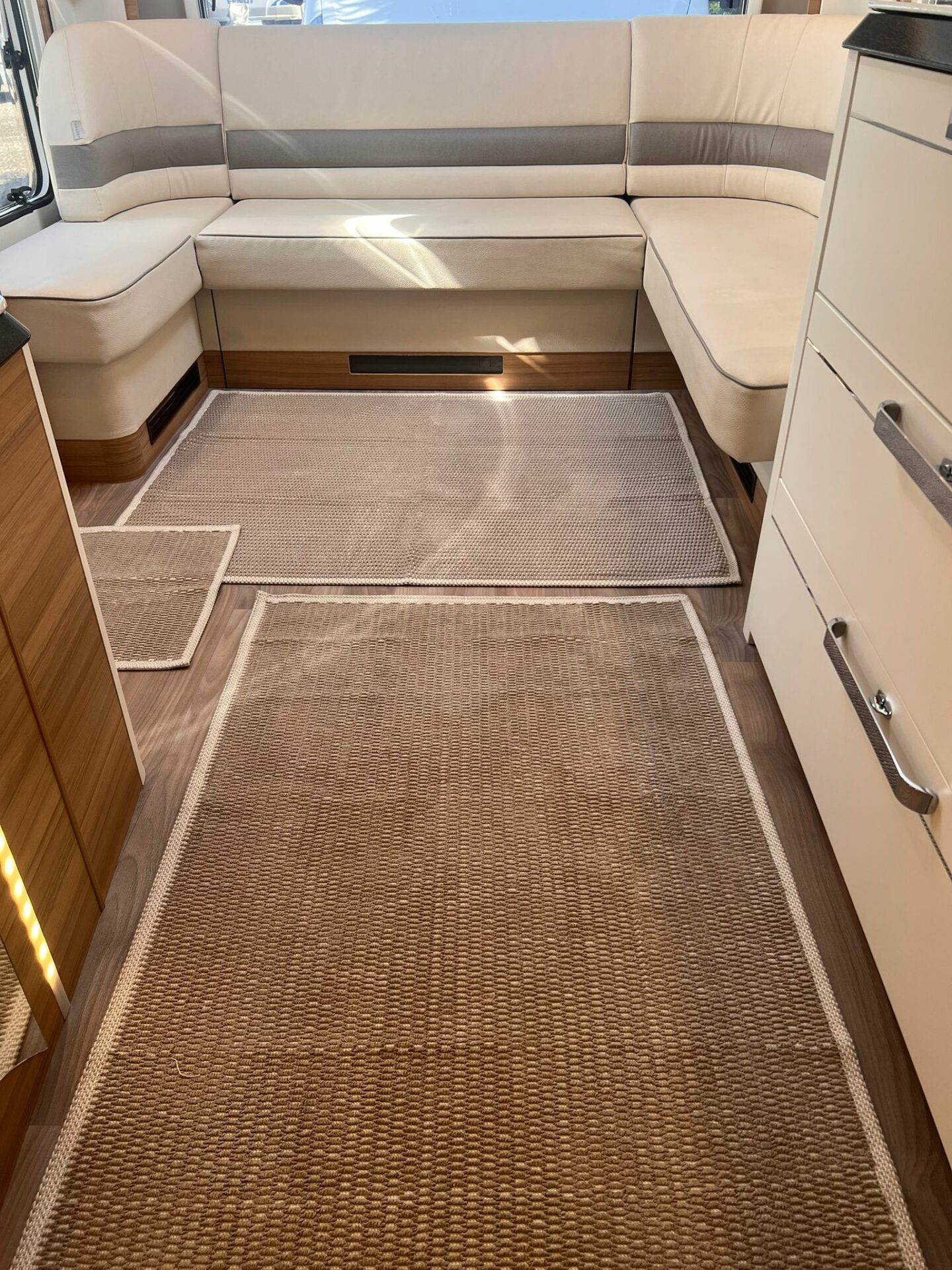 WhatsApp Image 2025-11-06 at 11.34.19 (3) Lot de 6 tapis - Nid-d’abeilles (Marron) – Image 1