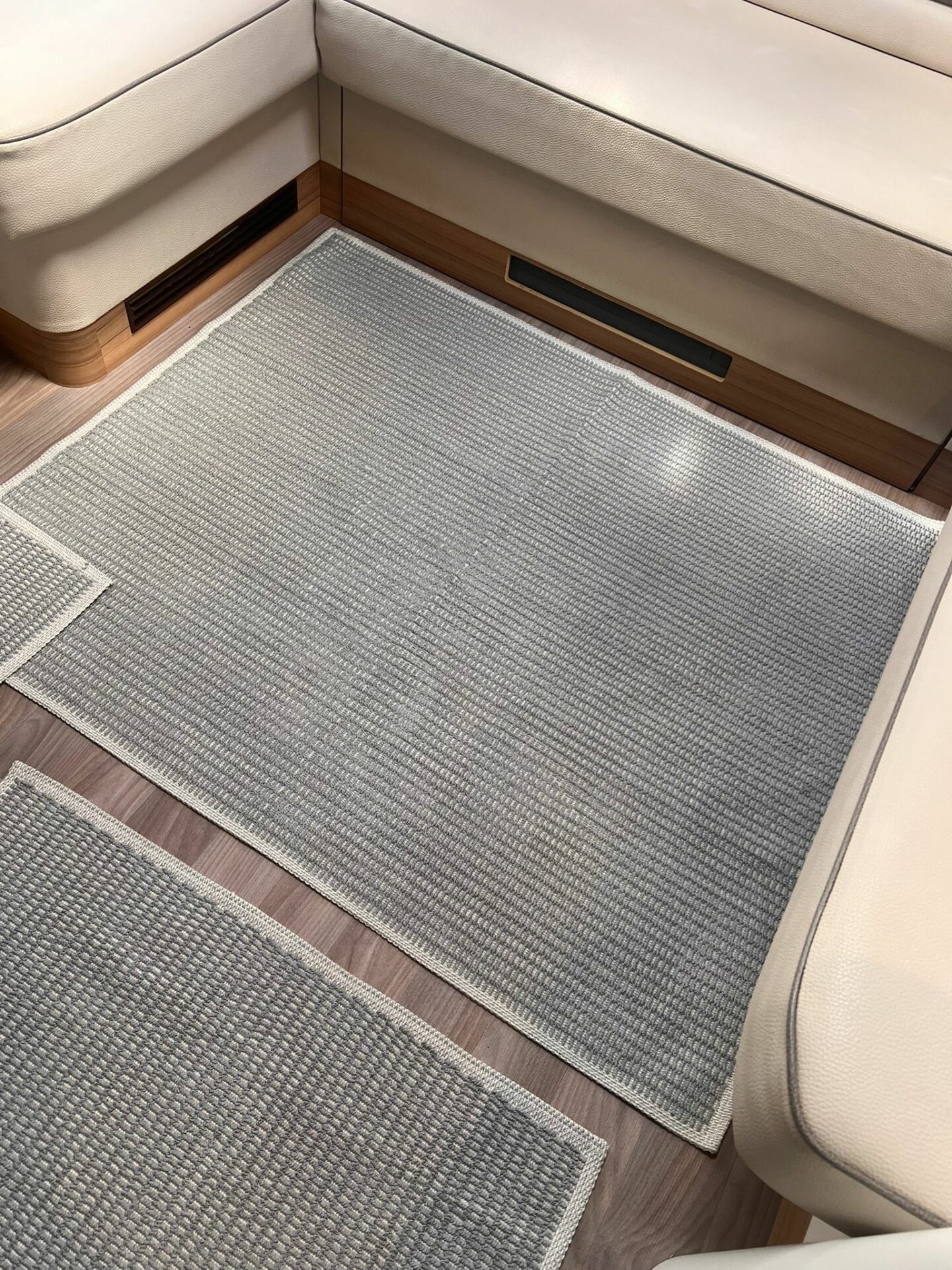 WhatsApp Image 2025-11-06 at 11.34.21 (2) Lot de 6 tapis - Nid-d’abeilles (Gris) – Image 1