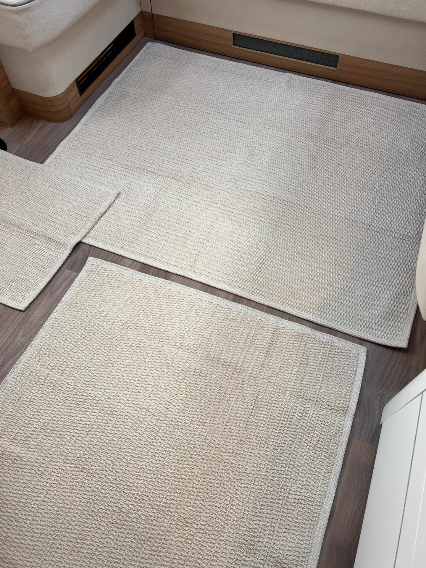 WhatsApp Image 2025-11-06 at 11.34.31 (3) Lot de 6 tapis - Nid-d’abeilles (Beige) – Image 1